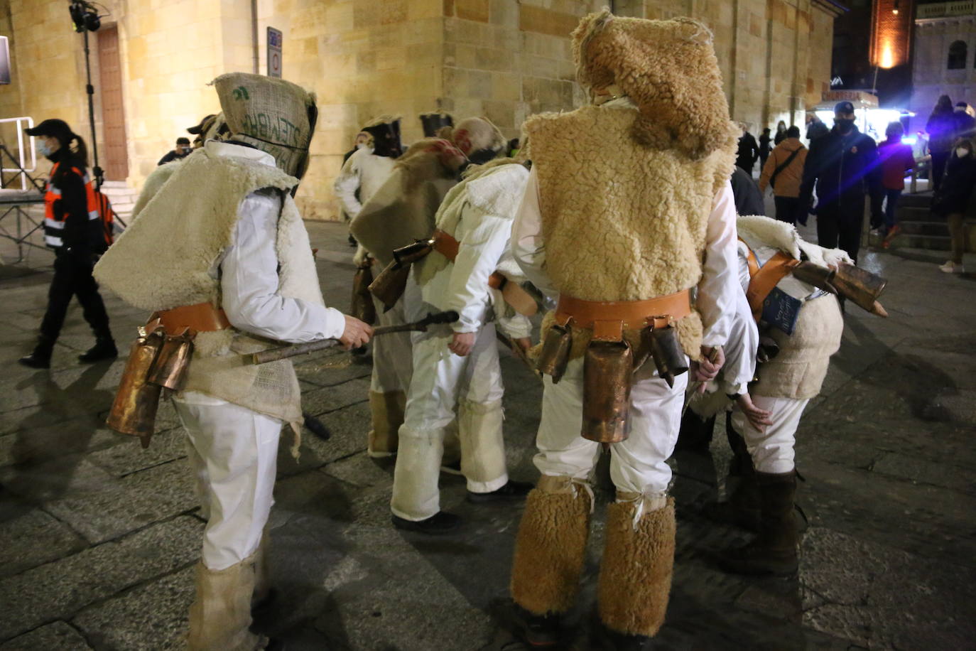 Fiscal, monaguillo y obispo presiden el cortejo fúnebre de Doña Sardina que da la bienvenida a la Cuaresma.