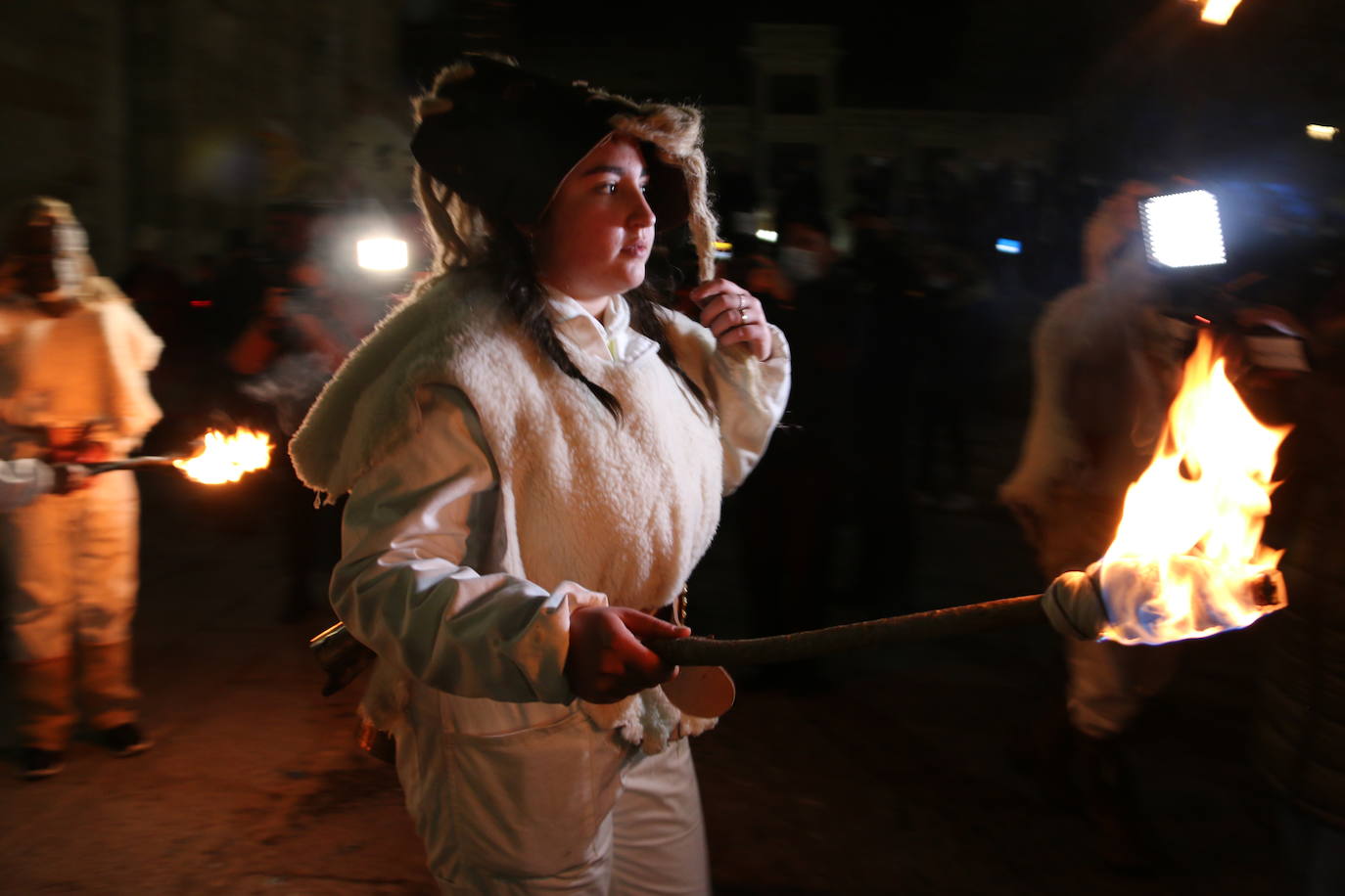 Fiscal, monaguillo y obispo presiden el cortejo fúnebre de Doña Sardina que da la bienvenida a la Cuaresma.