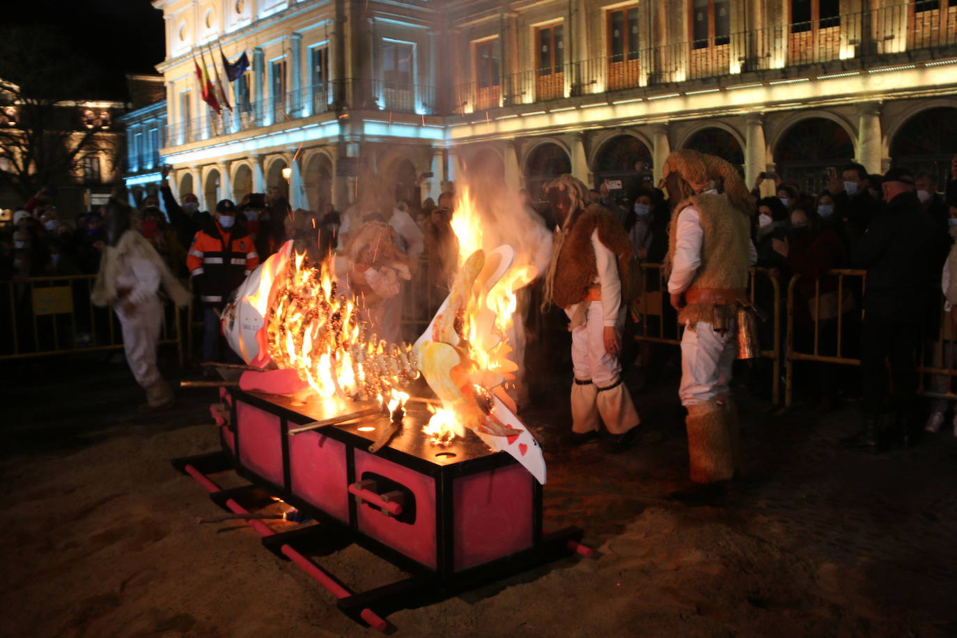 Fiscal, monaguillo y obispo presiden el cortejo fúnebre de Doña Sardina que da la bienvenida a la Cuaresma.