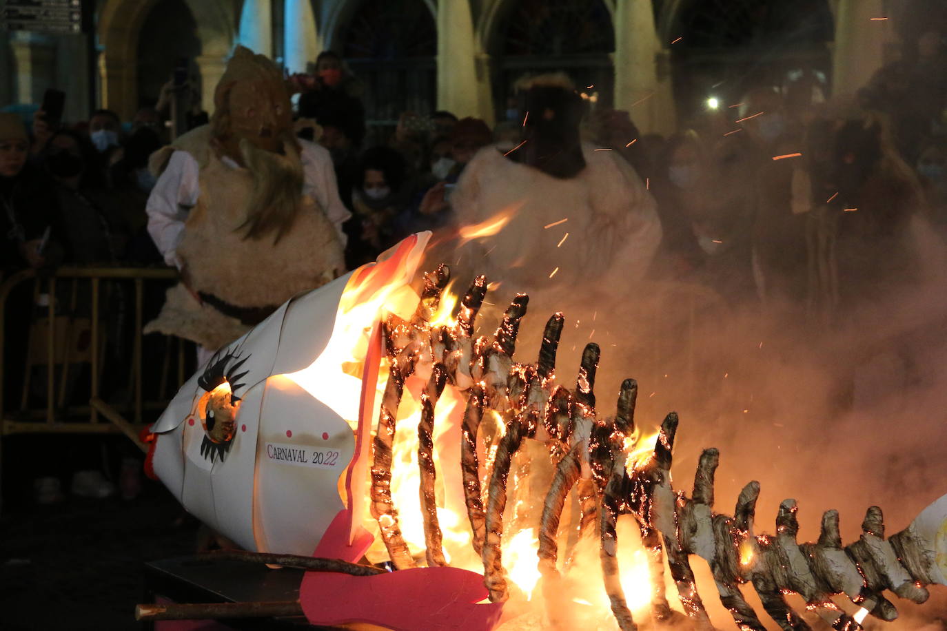 Fiscal, monaguillo y obispo presiden el cortejo fúnebre de Doña Sardina que da la bienvenida a la Cuaresma.