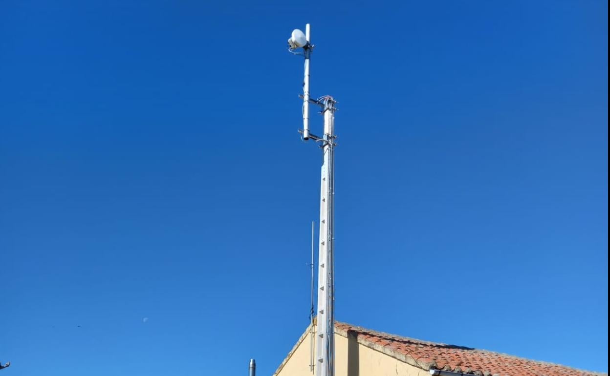 Antena instalada en el antiguo colegio de Acebes.