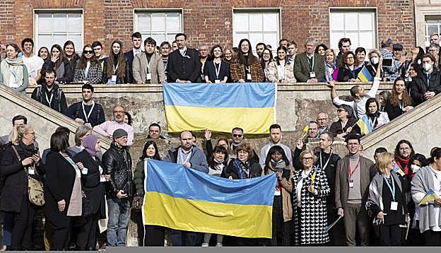 Los participantes en el primer panel ciudadano se fotografían con la bandera de Ucrania 