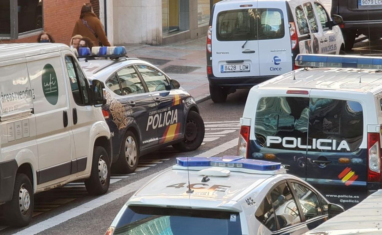 Vehículos de la Policía Nacional, este miércoles, ante la comisaría de la capital. 