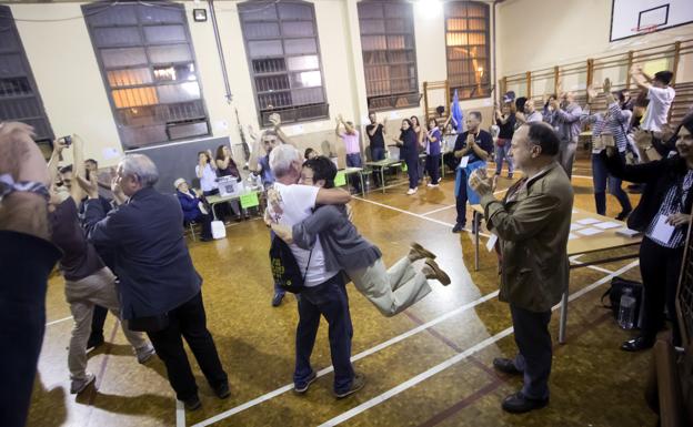 Imagen principal - Diferentes momentos de la jornada del 1 de octubre de 2017 en cataluña.