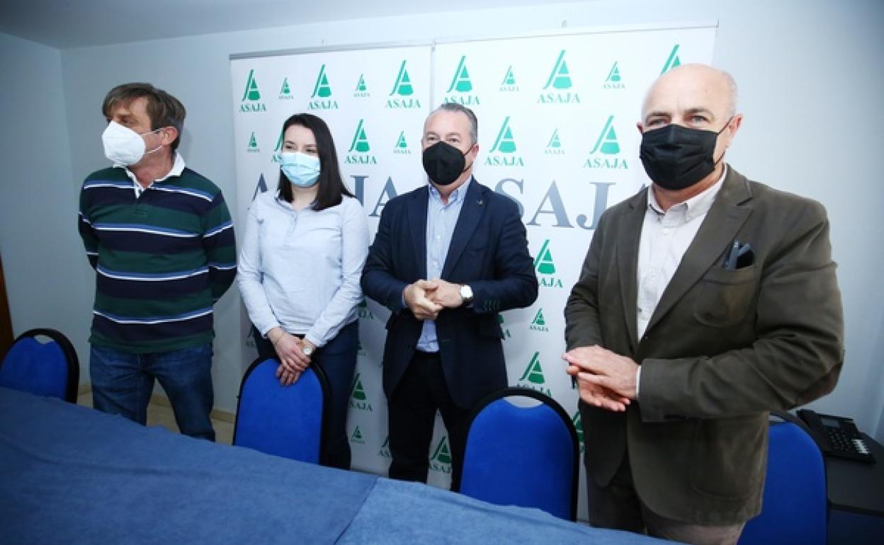 Donaciano Dujo (2D), José Antonio Turrado (D), García Vidal (I) y Begoña Bello, durante el desayuno informativo en Ponferrada.