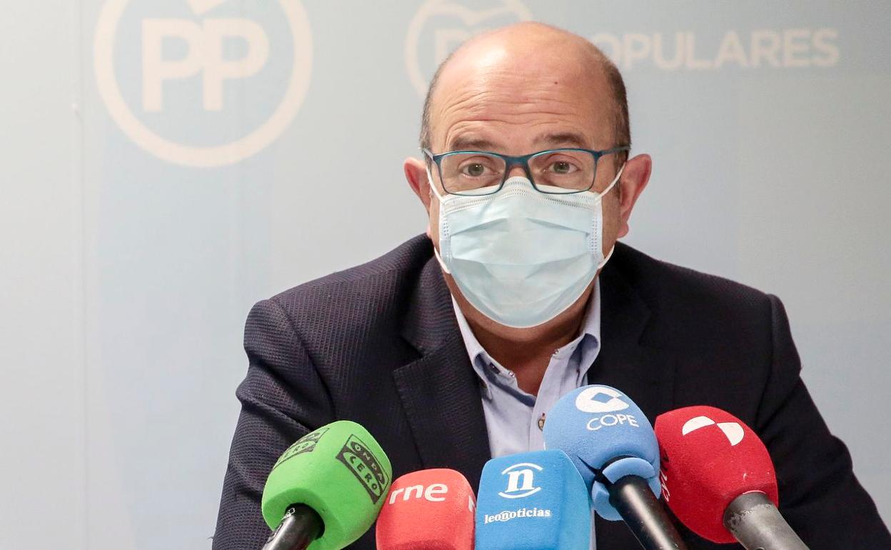 Francisco Castañón, portavoz del PP en la Diputación, durante una rueda de prensa. 