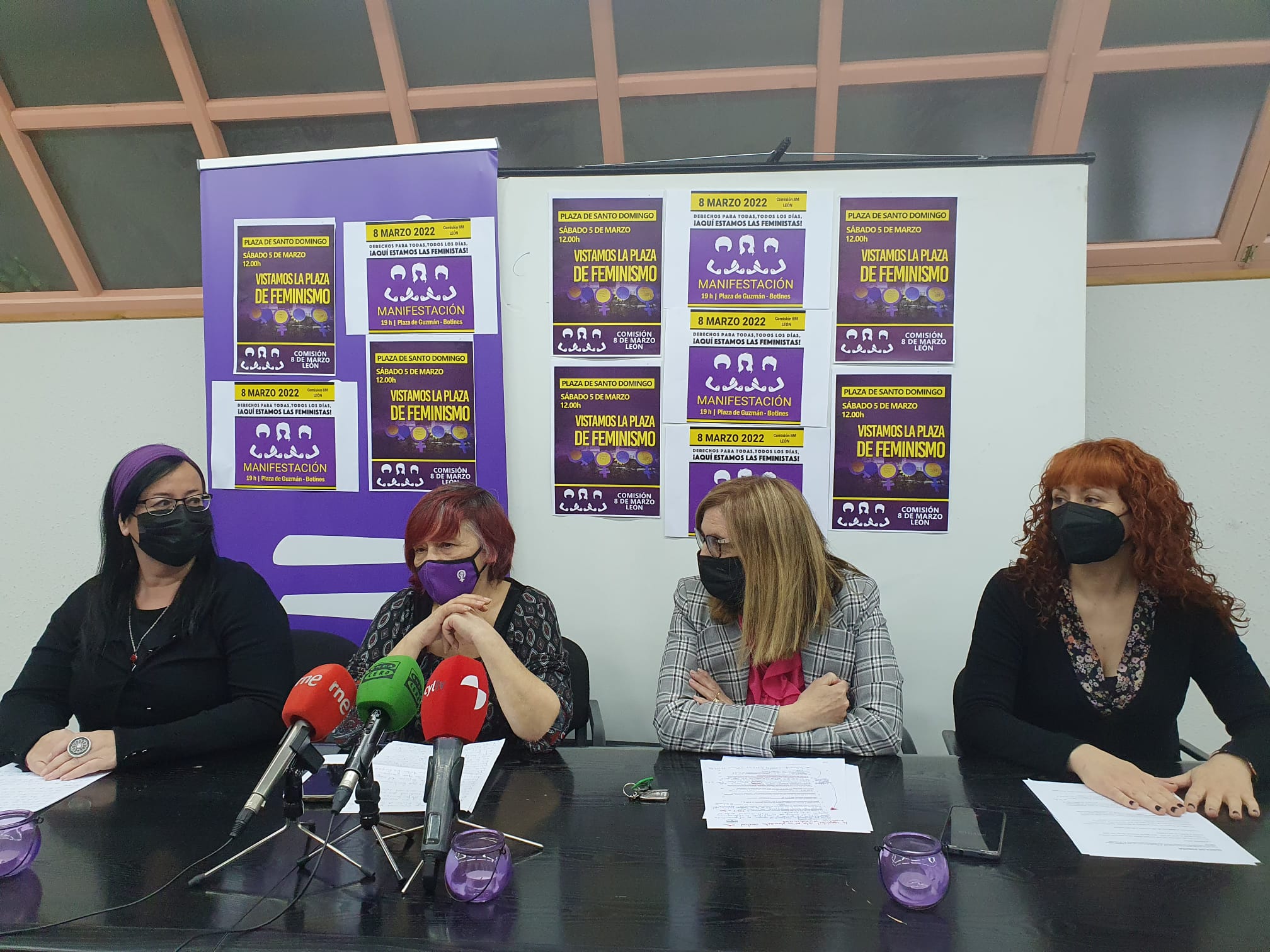 La Comisión 8 de marzo de León durante la presentación de los actos que tendrán lugar este año en torno al 8M, Día Internacional de la Mujer