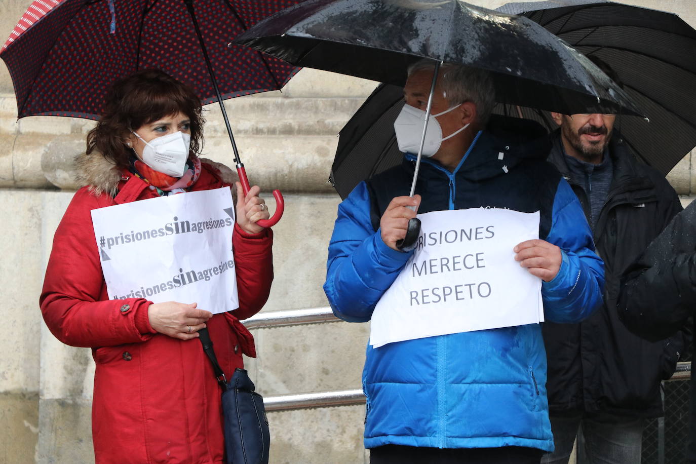 Cerca de una treintena de trabajadores de Villahierro denuncian las últimas agresiones físicas en el centro penitenciario.
