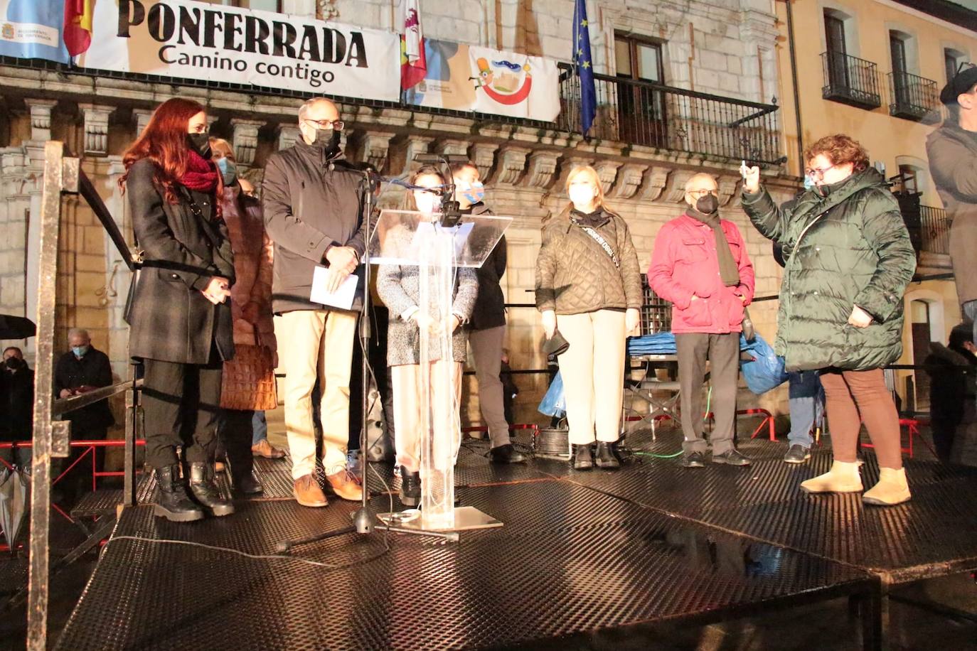 Concentración de Apoyo a Ucrania en la plaza del Ayuntamiento en Ponferrada. 