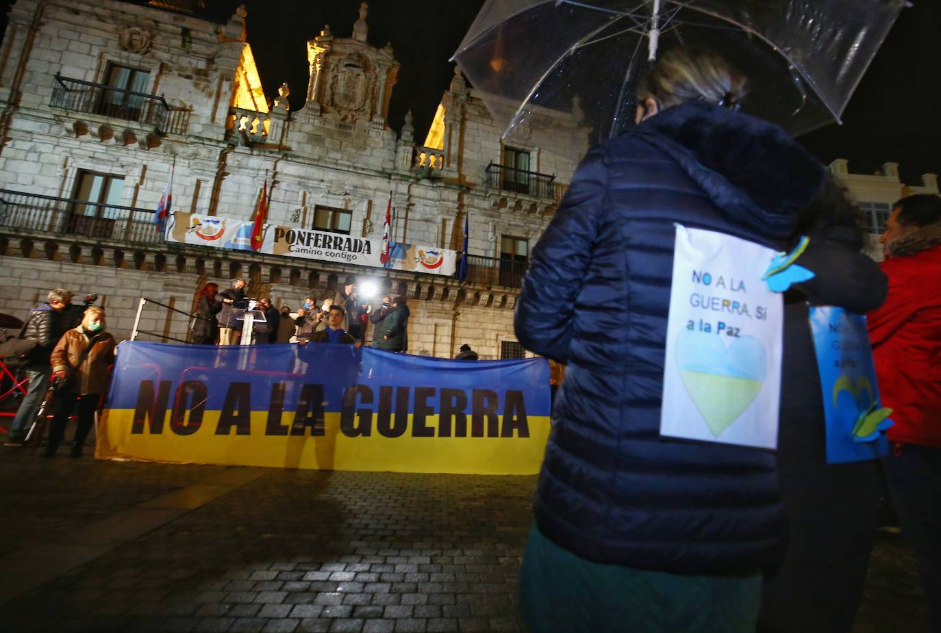 Concentración de Apoyo a Ucrania en la plaza del Ayuntamiento en Ponferrada. 