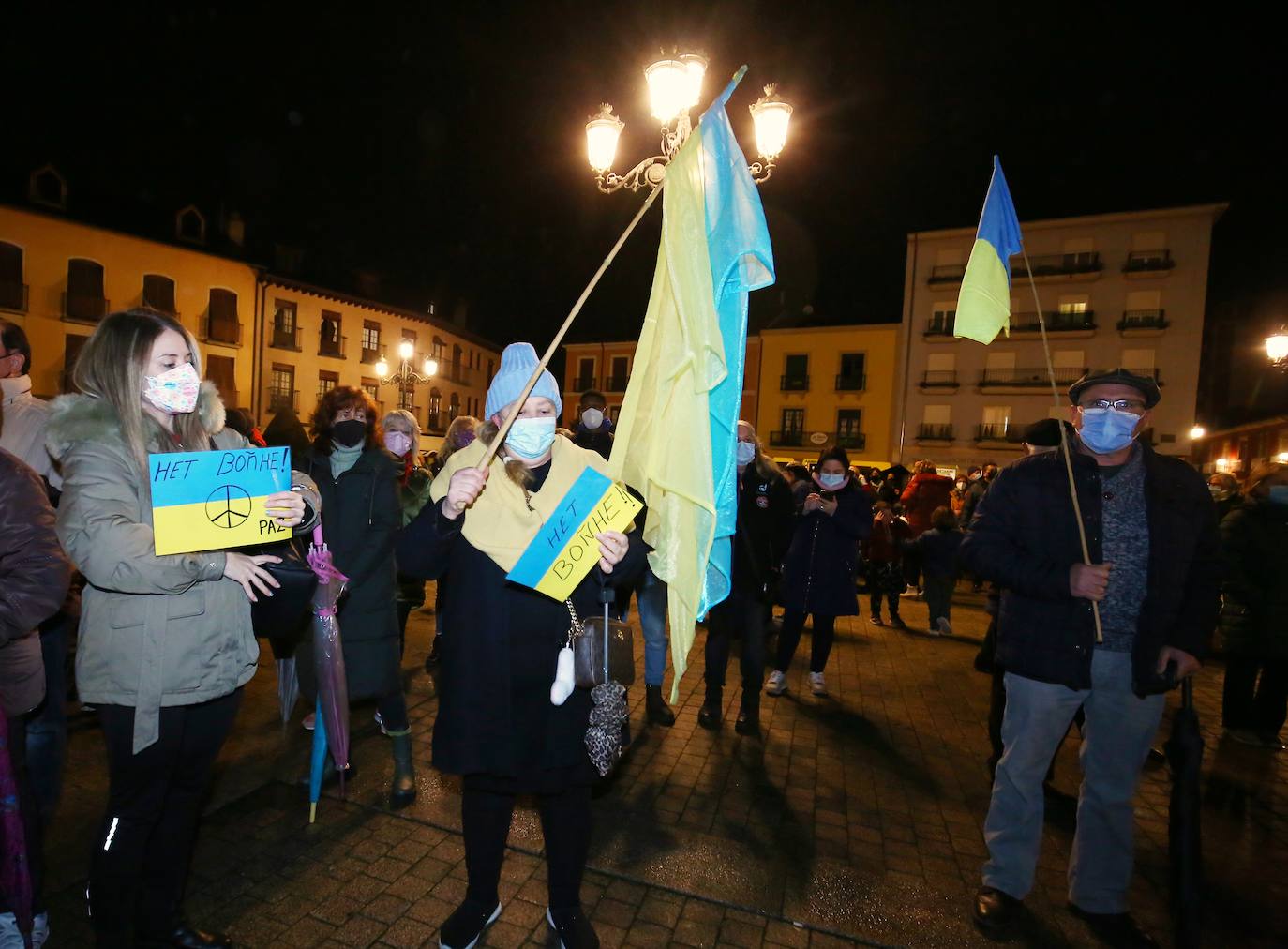 Concentración de Apoyo a Ucrania en la plaza del Ayuntamiento en Ponferrada. 