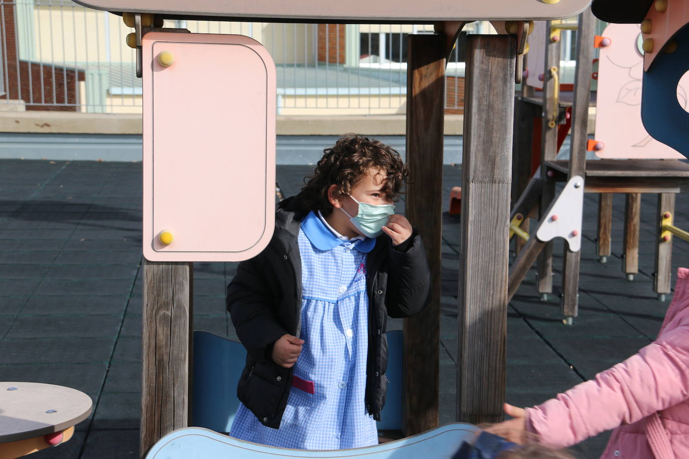 Este centro educativo de referencia en León oferta los niveles de Educación Infantil, Primaria y Secundaria y apuesta por la inclusión y atención al a diversidad, la educación digital y el compromiso con la pedagogía del cuidado, de la confianza mutua, del desarrollo académico y cívico y hacia la interioridad.