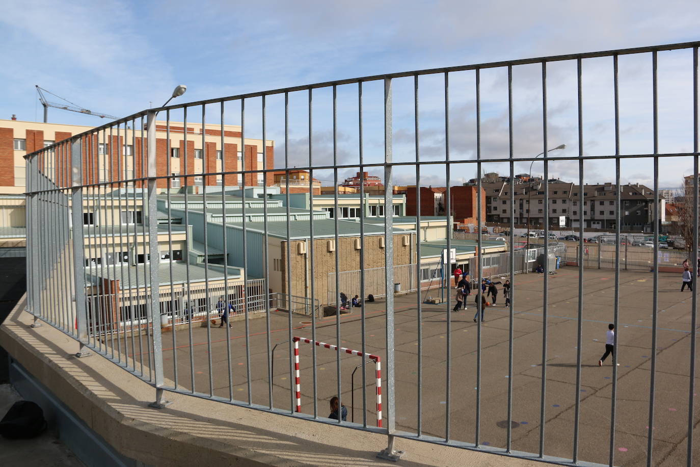 Este centro educativo de referencia en León oferta los niveles de Educación Infantil, Primaria y Secundaria y apuesta por la inclusión y atención al a diversidad, la educación digital y el compromiso con la pedagogía del cuidado, de la confianza mutua, del desarrollo académico y cívico y hacia la interioridad.