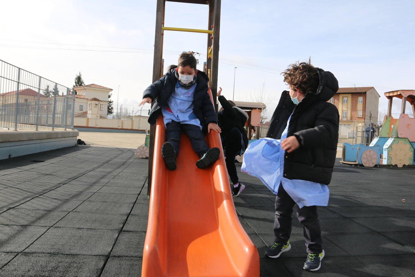 Este centro educativo de referencia en León oferta los niveles de Educación Infantil, Primaria y Secundaria y apuesta por la inclusión y atención al a diversidad, la educación digital y el compromiso con la pedagogía del cuidado, de la confianza mutua, del desarrollo académico y cívico y hacia la interioridad.