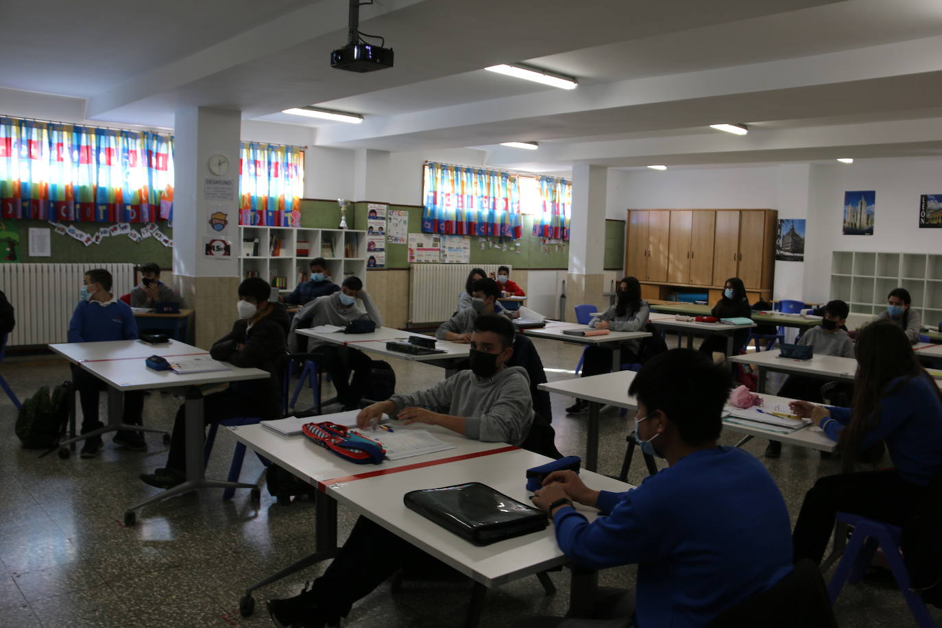 Este centro educativo de referencia en León oferta los niveles de Educación Infantil, Primaria y Secundaria y apuesta por la inclusión y atención al a diversidad, la educación digital y el compromiso con la pedagogía del cuidado, de la confianza mutua, del desarrollo académico y cívico y hacia la interioridad.