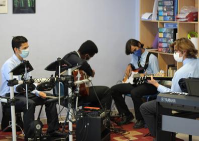Imagen secundaria 1 - Clases de música y diferentes actividades organizadas por el Colegio Peñacorada. 