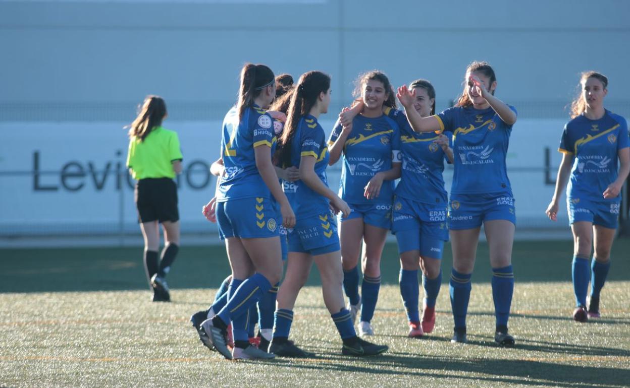 Las jugadoras del Olímpico de León celebran un gol.