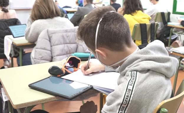 Un alumno en el CRA Emilio Alonso del municipio de Cuadros. 