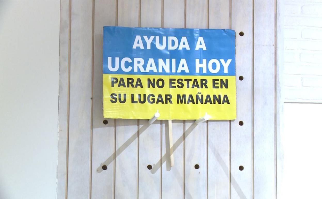 Uno de los carteles informativos en el punto de recogida de marterial en León.