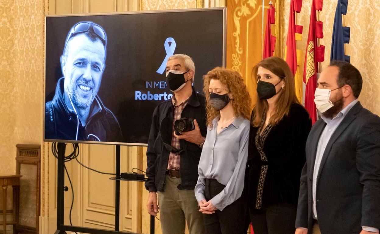 Imagen de archivo del minuto de silencio celebrado en el Ayuntamiento de Salamanca por la muerte de Roberto Fraile.