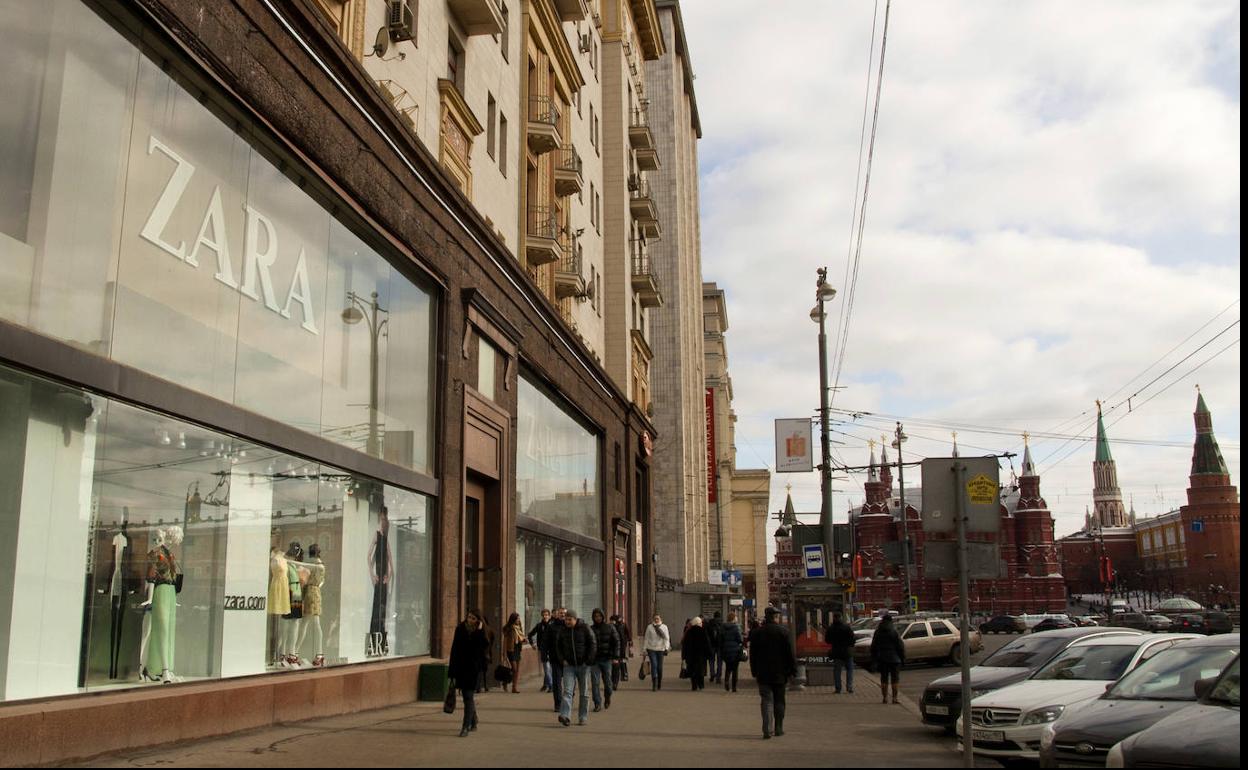 Tienda de Zara en una calle de Moscú, una de las 86 de su marca señera con que cuenta Inditex en territorio ruso.