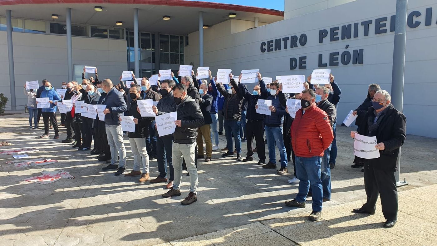 Los funcionarios de prisiones se concentran en Villahierro para reclamar seguridad y medios. Piden que la agresión a dos funcionarios con lejía por parte de un interno no quede sin sanción y exigen más medios humanos para evitar incidentes en el interior de la cárcel.