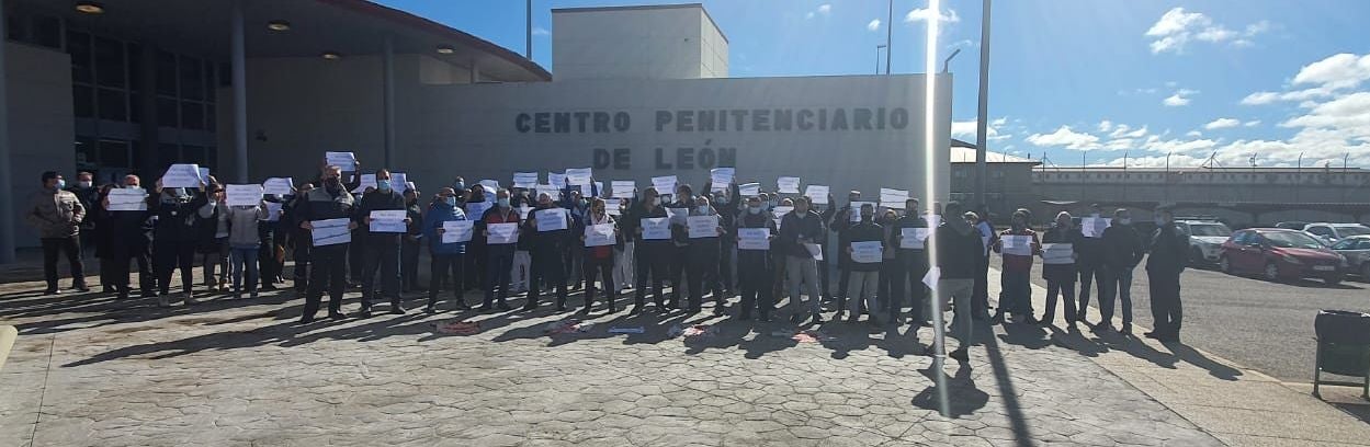 Los funcionarios de prisiones se concentran en Villahierro para reclamar seguridad y medios. Piden que la agresión a dos funcionarios con lejía por parte de un interno no quede sin sanción y exigen más medios humanos para evitar incidentes en el interior de la cárcel.