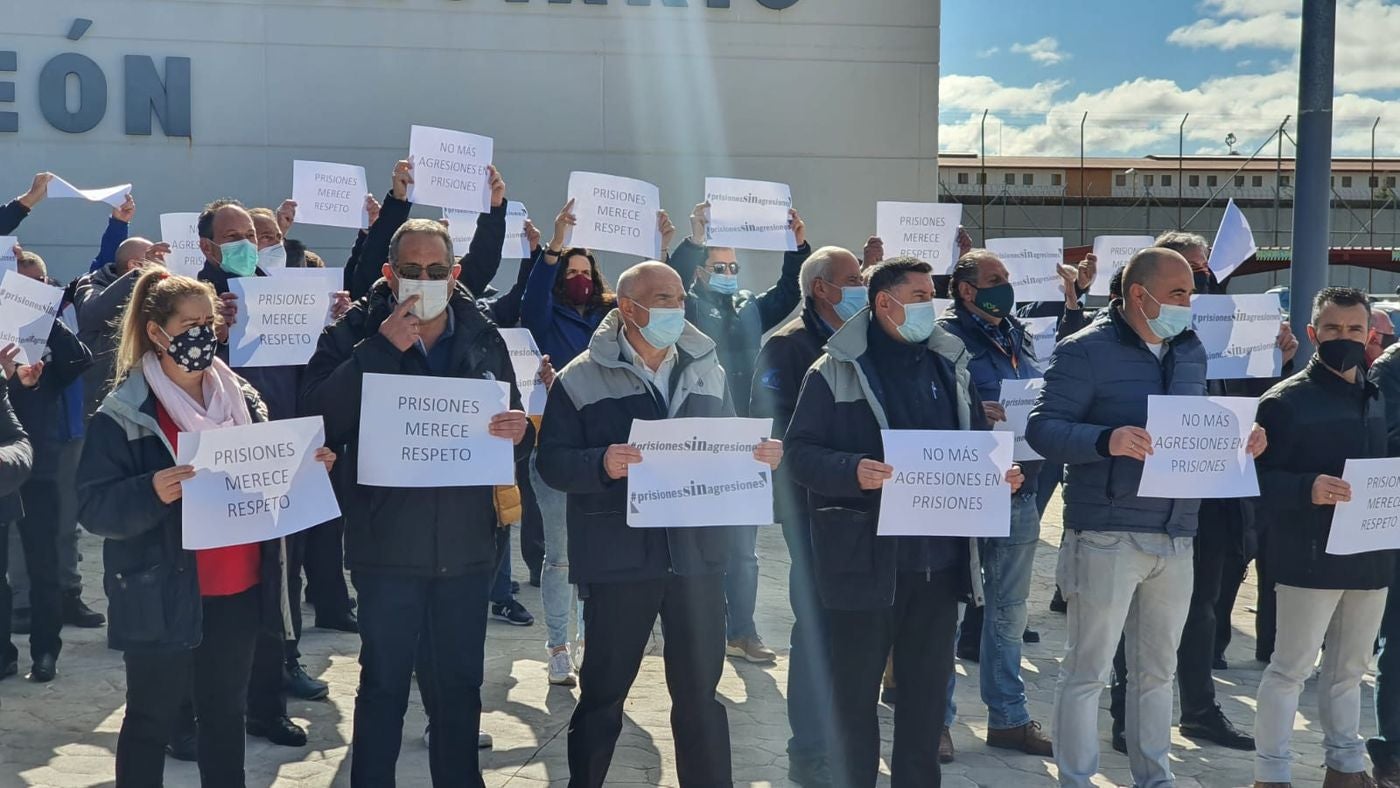 Los funcionarios de prisiones se concentran en Villahierro para reclamar seguridad y medios. Piden que la agresión a dos funcionarios con lejía por parte de un interno no quede sin sanción y exigen más medios humanos para evitar incidentes en el interior de la cárcel.