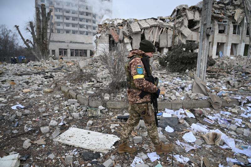 Un miembro del ejército ucraniano camina cerca de a escuela destruida en Zhytomyr. 