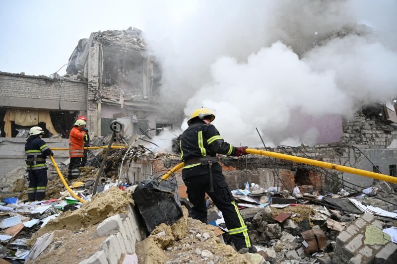 Los servicios de emergencias y rescate intentar sofocar el fuego de una escuela en Zhytomy, que ha sido destrozada por los misiles rusos. 