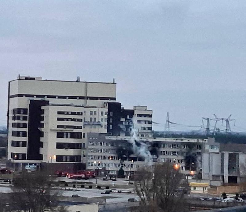 Los bombardeos de los aviones rusos han dejado prácticamente destrozados muchos de los edificios de la central nuclear de Zaporizhzhia en Enerhodar.