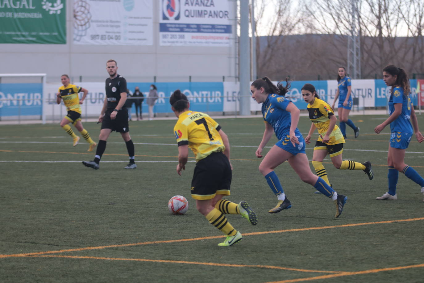 El conjunto leonés cae ante las gallegas por la mínima.