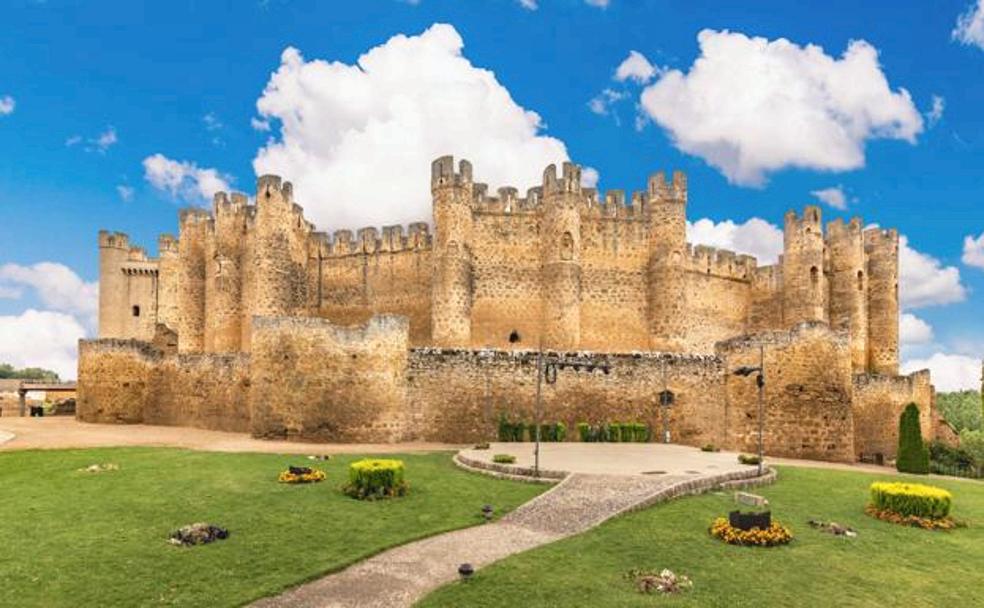 Esta bella localidad leonesa esta presidida por el castillo de Coyanza.