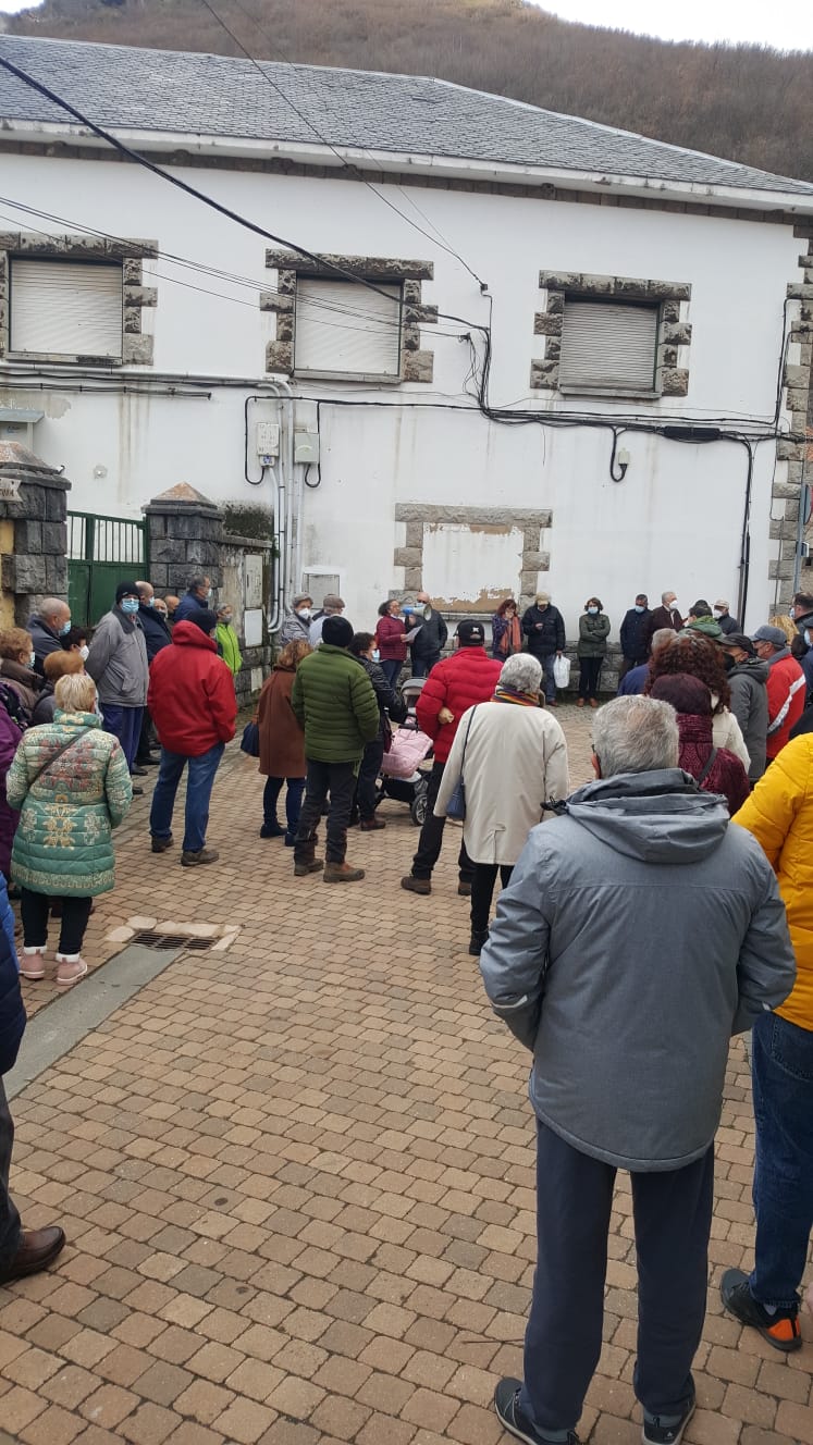 Unicaja Banco ha anunciado el cierre de su sucursal y su cajero en la localidad leonesa y un centenar de vecinos se ha concentrado frente a sus puertas.