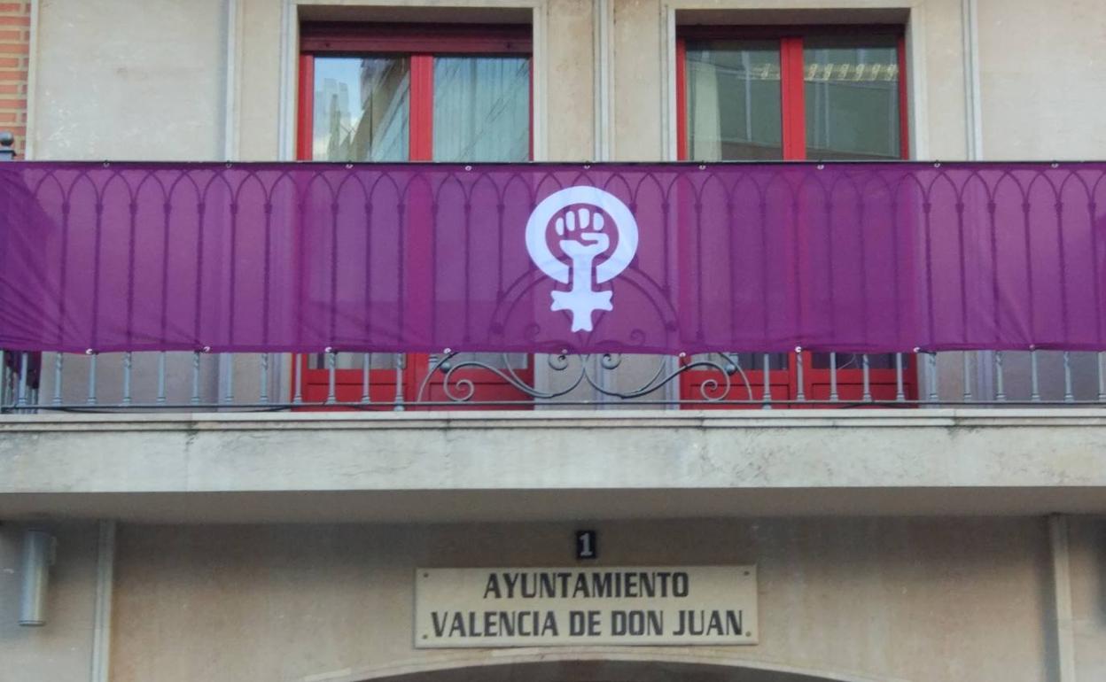 El Ayuntamiento luce una bandera feminista en su balcón. 