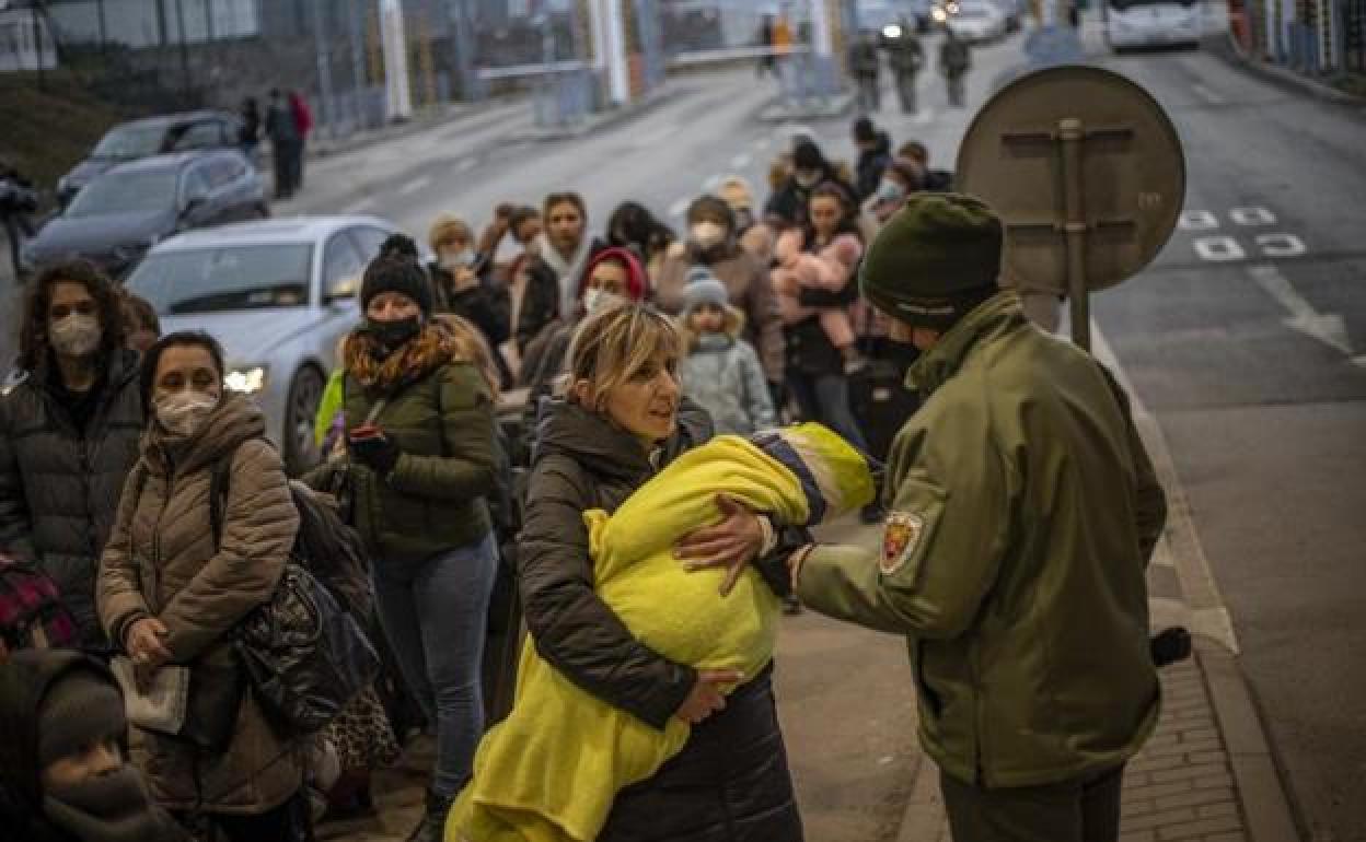 Imagen de refugiados en la frontera. 