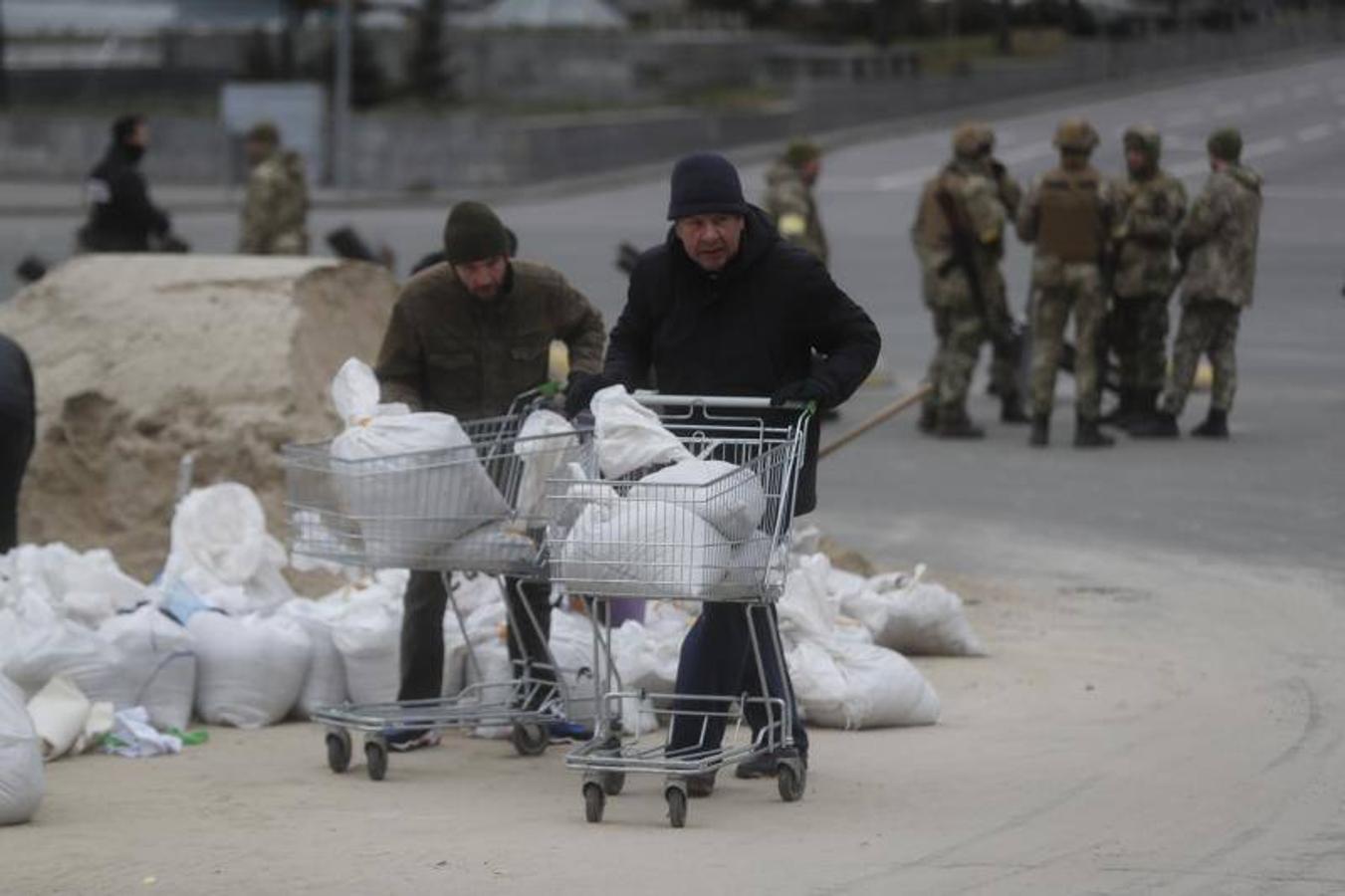 Los ciudadanos de Kiev construyen barricadas.