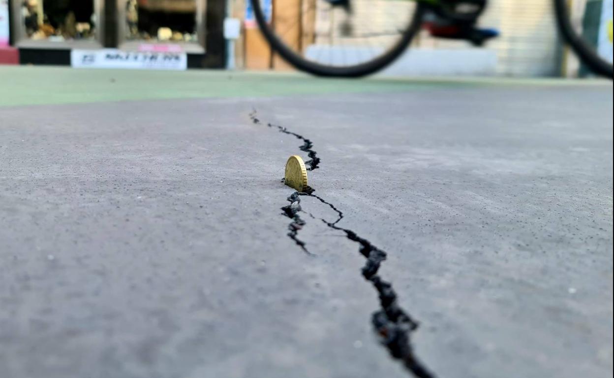 Una de las grietas aparecidas en la avenida de Ordoño II.