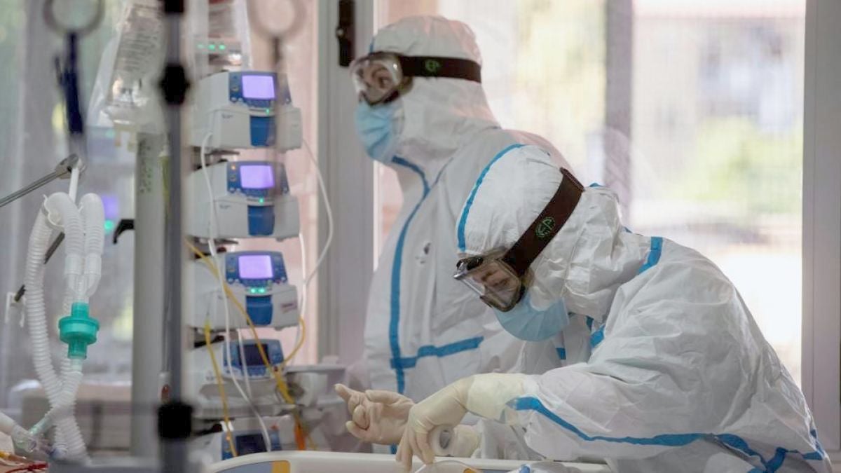 Un equipo médico atiende a un paciente covid en una unidad de críticos. 