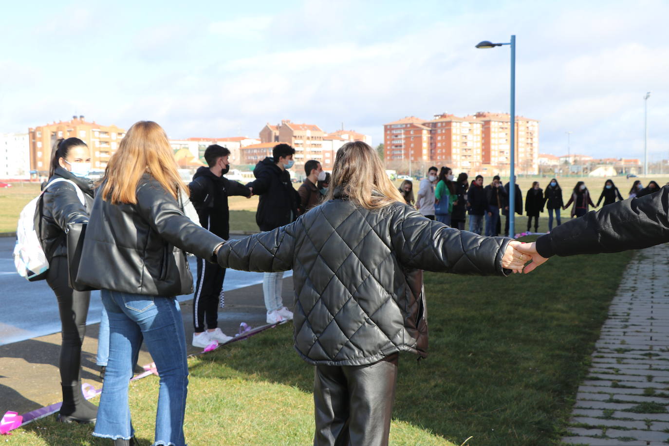 La ULE conmemora el 8M con un abrazo humano simbólico