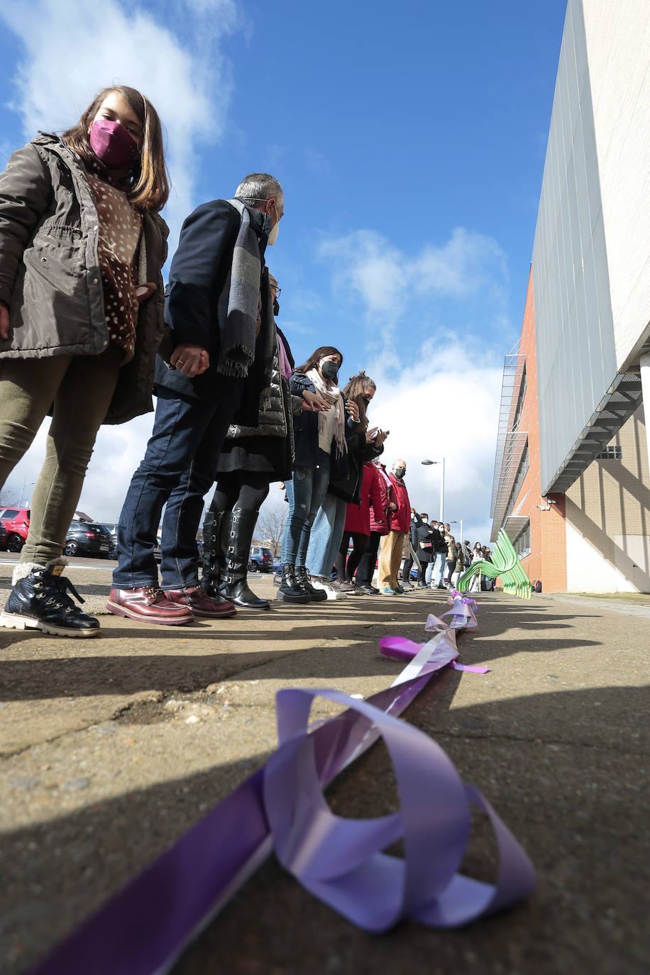 La ULE conmemora el 8M con un abrazo humano simbólico