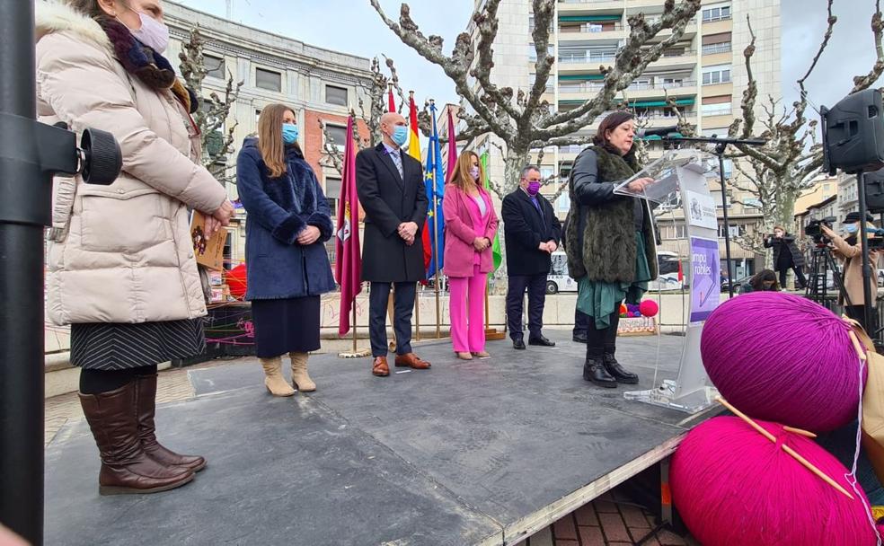 Un instante de la lectura del manifiesto por el Día de la Mujer este martes en la Plaza de la Inmaculada. 