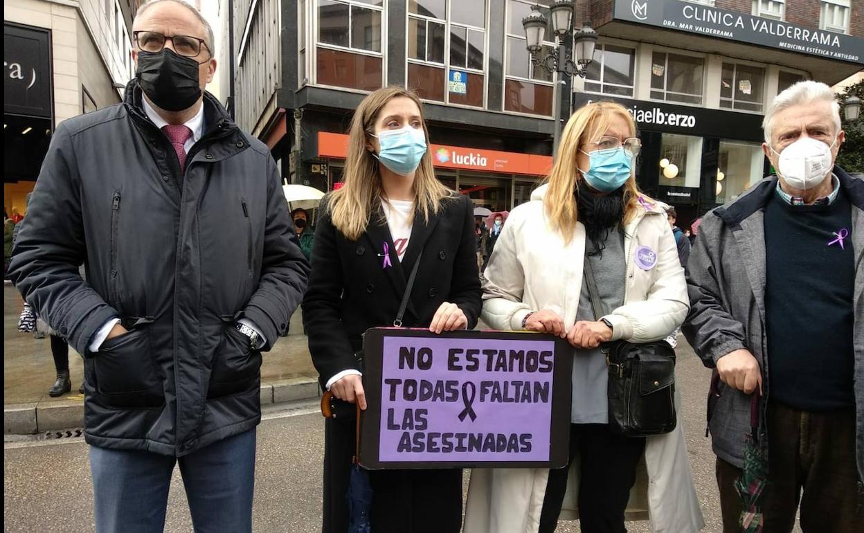 El alcalde de Ponferrada (I) junto a las concejalas de Fiestas e Infraestructruras, en la manifestación del 8-M.