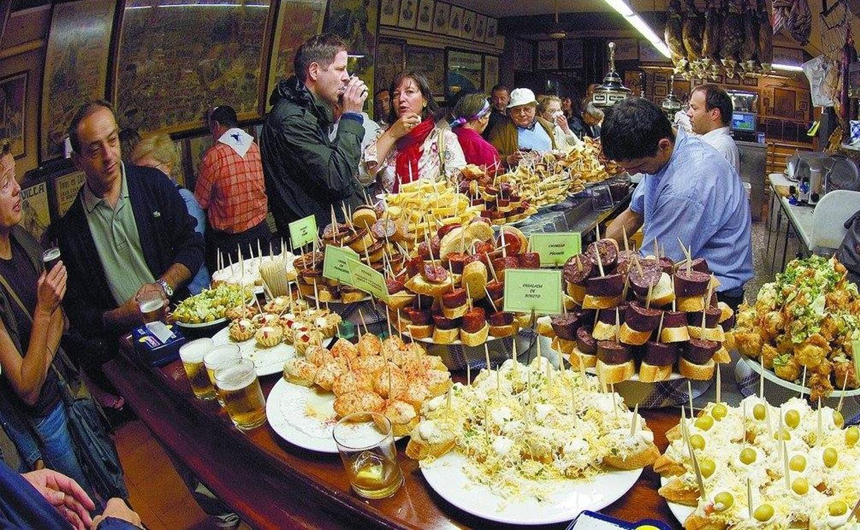 Narra de 'pintxos' en una ciudad vasca.