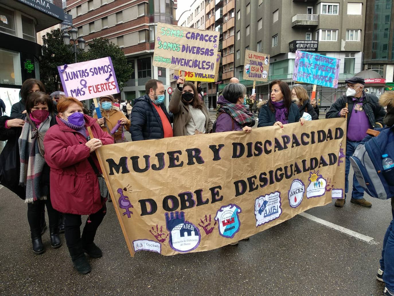 Manifestación de la Asociación de Mujeres Feministas Bercianas en Ponferrada. 