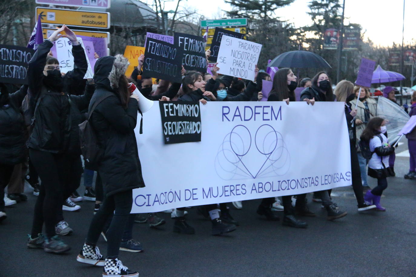 Las calles de la capital se han teñido de violeta en la manifestación reivindicativa del Día Internacional de la Mujer.