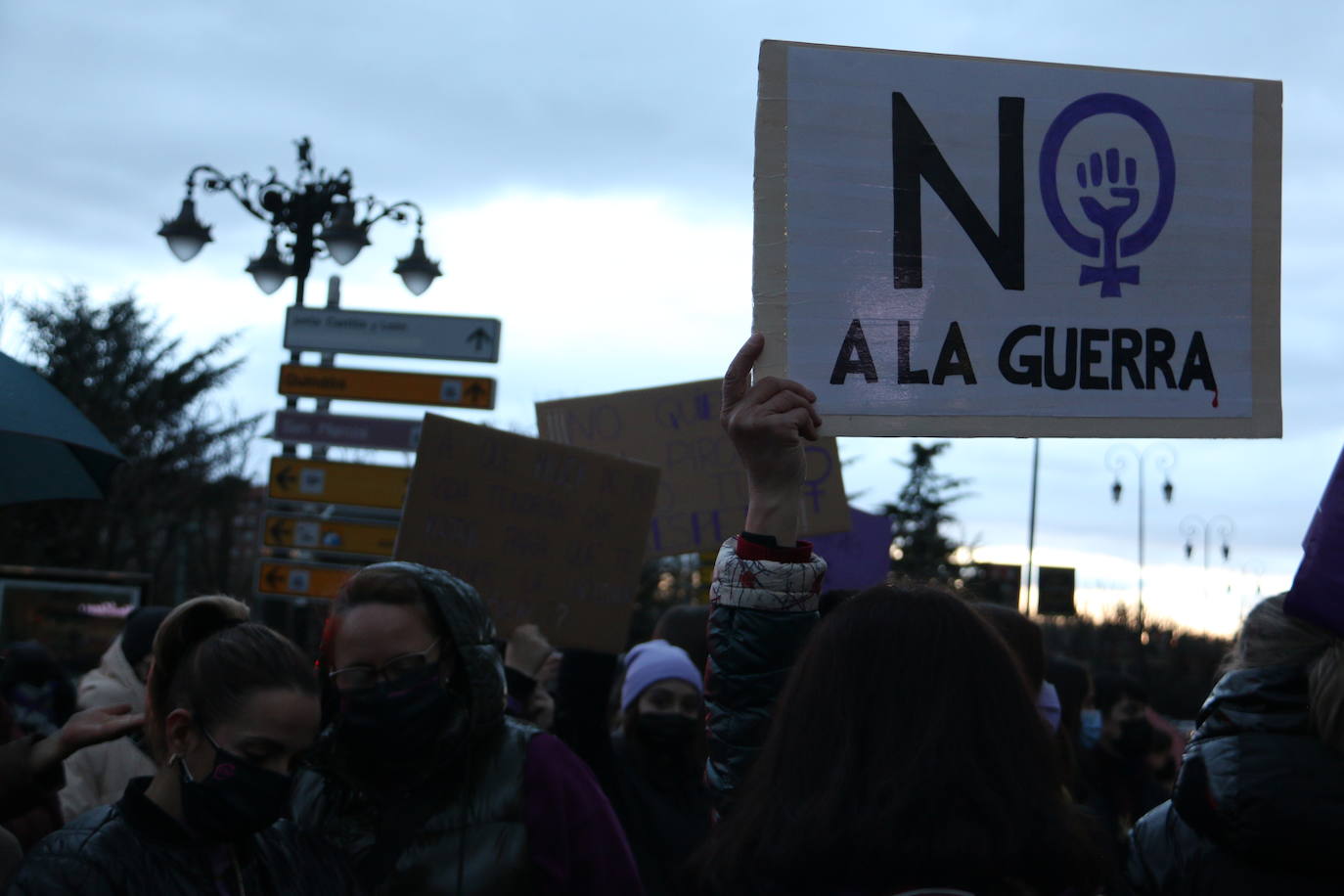 Las calles de la capital se han teñido de violeta en la manifestación reivindicativa del Día Internacional de la Mujer.