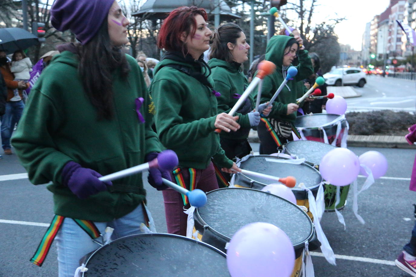 Las calles de la capital se han teñido de violeta en la manifestación reivindicativa del Día Internacional de la Mujer.