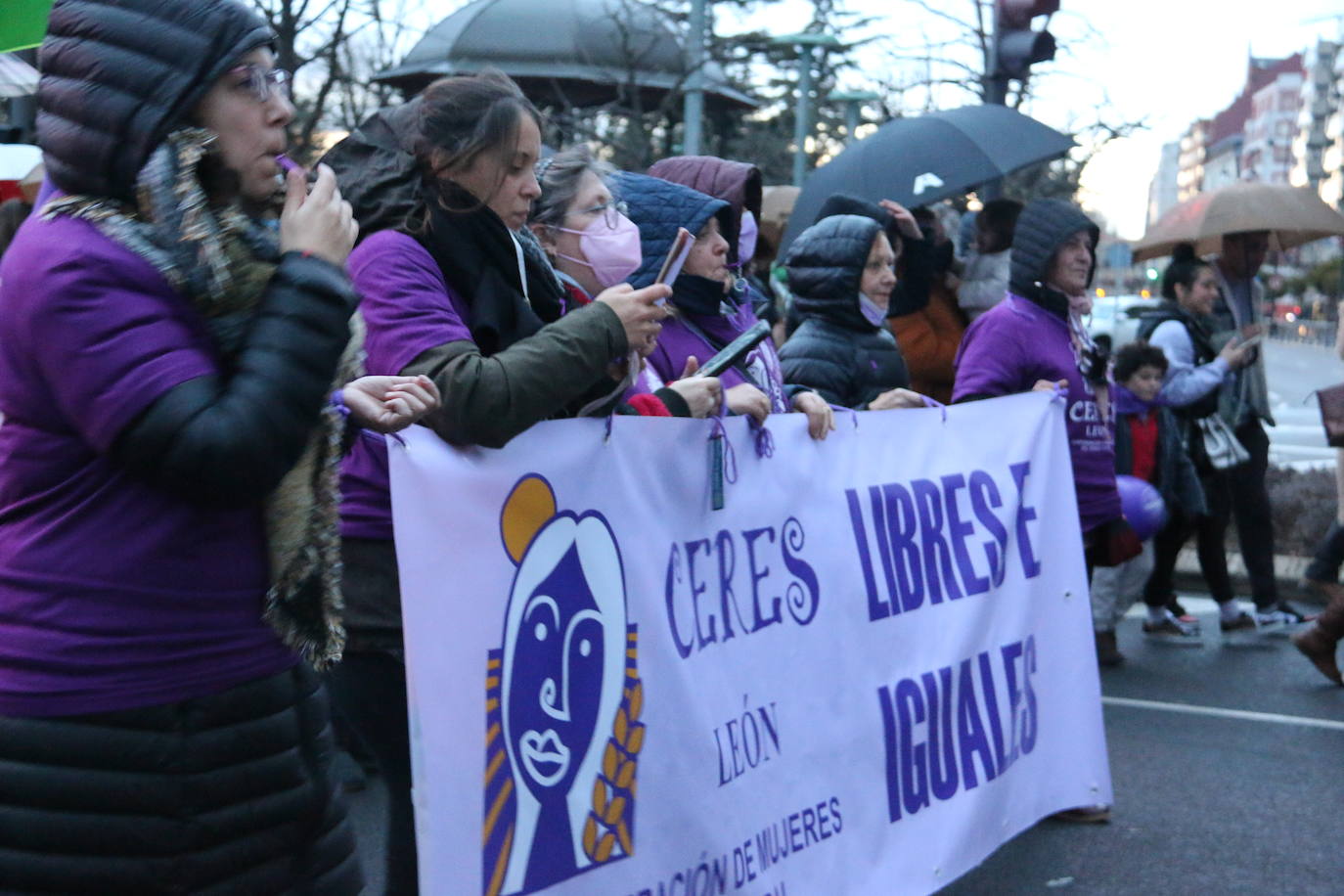 Las calles de la capital se han teñido de violeta en la manifestación reivindicativa del Día Internacional de la Mujer.