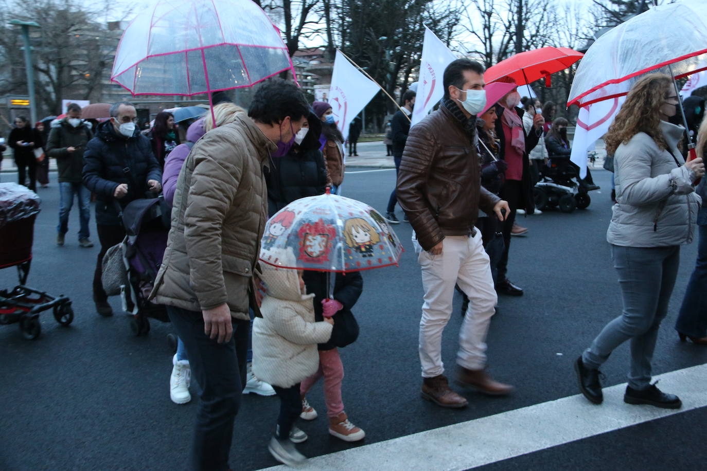 Las calles de la capital se han teñido de violeta en la manifestación reivindicativa del Día Internacional de la Mujer.